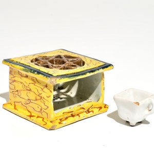 A miniature polychrome Dutch Delft warmer with inner cup, 18th C. — 照片 1