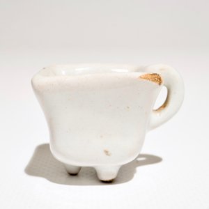 A miniature polychrome Dutch Delft warmer with inner cup, 18th C. — 照片 10