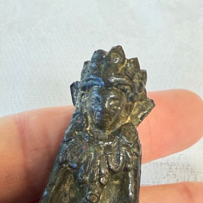A small Sino-Tibetan copper alloy figure of a crowned Buddha, 18/19th C. — photo 8