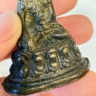 A small Sino-Tibetan copper alloy figure of a crowned Buddha, 18/19th C. — photo 10
