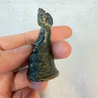 A small Sino-Tibetan copper alloy figure of a crowned Buddha, 18/19th C. — photo 3