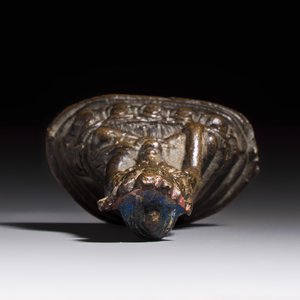 A small Sino-Tibetan copper alloy figure of a crowned Buddha, 18/19th C. — photo 6