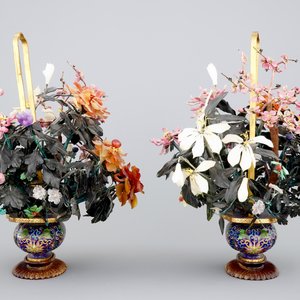A mirror pair of large jade and precious stone trees in cloisonne vases, early 20th C. — 照片 4