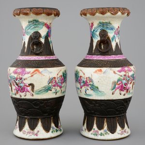 A mirrored pair of Chinese famille rose Nanking vases, 19th C. — 照片 2