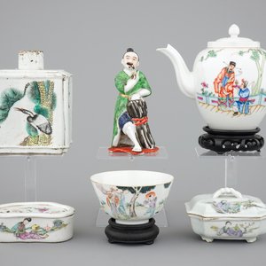 A mixed lot of Chinese porcelain, 19/20th C.: a fine teapot, a Tongzhi bowl, a tea caddy, a figure and two boxes — photo 1