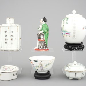 A mixed lot of Chinese porcelain, 19/20th C.: a fine teapot, a Tongzhi bowl, a tea caddy, a figure and two boxes — photo 2