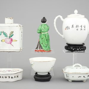 A mixed lot of Chinese porcelain, 19/20th C.: a fine teapot, a Tongzhi bowl, a tea caddy, a figure and two boxes — photo 3