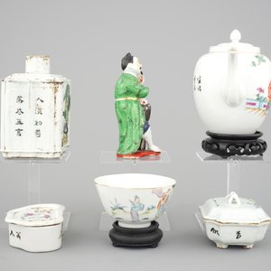 A mixed lot of Chinese porcelain, 19/20th C.: a fine teapot, a Tongzhi bowl, a tea caddy, a figure and two boxes — photo 4