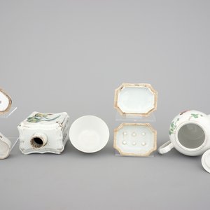 A mixed lot of Chinese porcelain, 19/20th C.: a fine teapot, a Tongzhi bowl, a tea caddy, a figure and two boxes — photo 5