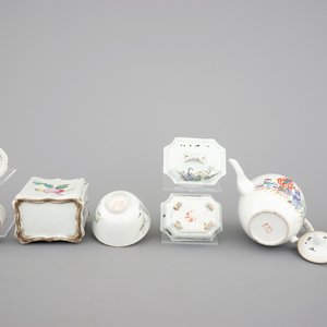 A mixed lot of Chinese porcelain, 19/20th C.: a fine teapot, a Tongzhi bowl, a tea caddy, a figure and two boxes — photo 6