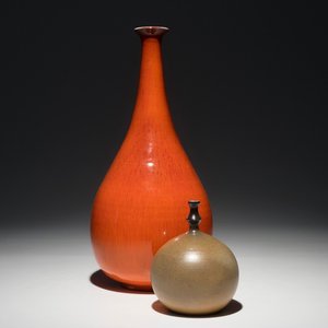 A modernist red glazed bottle vase and a globular brown vase, prob. Amphora, 2nd half 20th C. — 照片 1