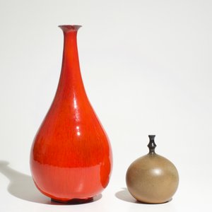 A modernist red glazed bottle vase and a globular brown vase, prob. Amphora, 2nd half 20th C. — 照片 3