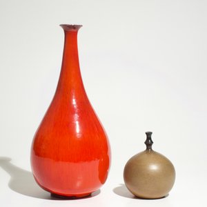 A modernist red glazed bottle vase and a globular brown vase, prob. Amphora, 2nd half 20th C. — 照片 4