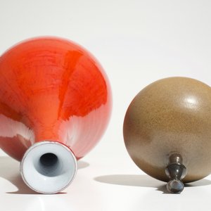 A modernist red glazed bottle vase and a globular brown vase, prob. Amphora, 2nd half 20th C. — 照片 7