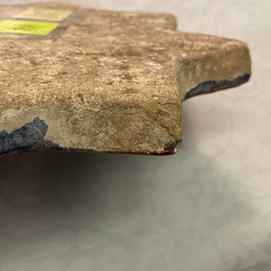 A molded Ilkhanid Lajvardina blue-ground star-shaped tile, Iran, 13/14th C. — 照片 7