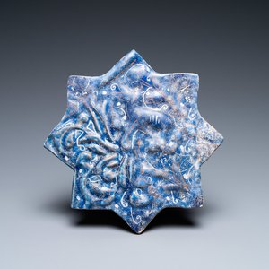 A molded Ilkhanid Lajvardina blue-ground star-shaped tile, Iran, 13/14th C. — 照片 1