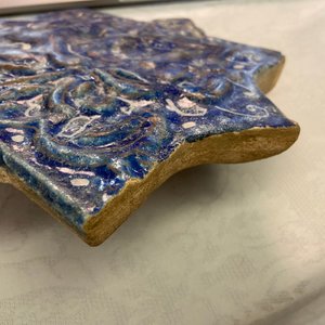 A molded Ilkhanid Lajvardina blue-ground star-shaped tile, Iran, 13/14th C. — 照片 12