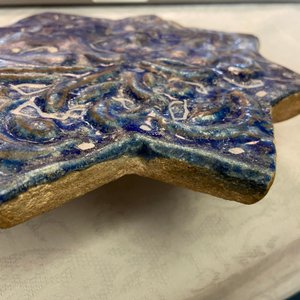 A molded Ilkhanid Lajvardina blue-ground star-shaped tile, Iran, 13/14th C. — 照片 13