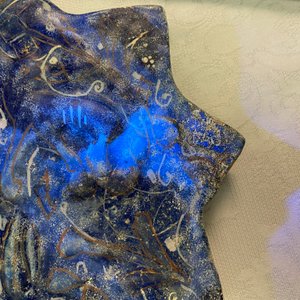 A molded Ilkhanid Lajvardina blue-ground star-shaped tile, Iran, 13/14th C. — 照片 6