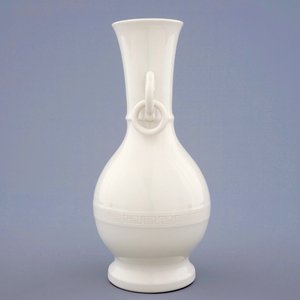 A monochrome blanc de Chine Dehua vase with underglaze design, Kangxi — 照片 2