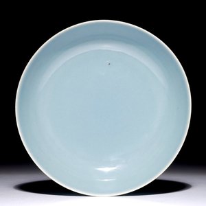 A monochrome Chinese clair-de-lune glazed saucer dish, Qianlong mark, 19/20th C. — 照片 1