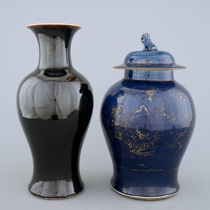 A monochrome Chinese mirror black and a bleu poudre with gilt vase, 18/19th C. — foto 1