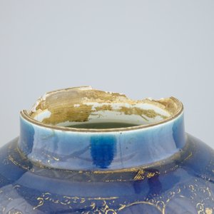 A monochrome Chinese mirror black and a bleu poudre with gilt vase, 18/19th C. — foto 2