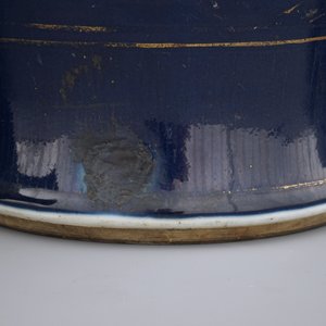 A monochrome Chinese mirror black and a bleu poudre with gilt vase, 18/19th C. — foto 3