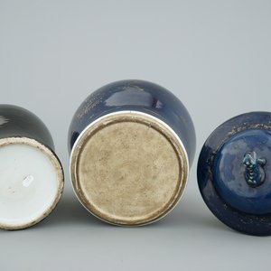 A monochrome Chinese mirror black and a bleu poudre with gilt vase, 18/19th C. — foto 5
