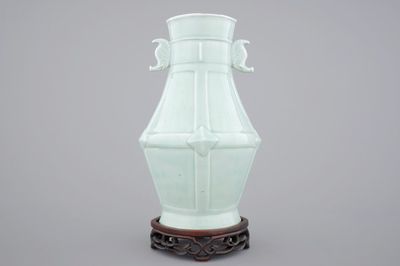 A monochrome Chinese porcelain vase with bat-shaped handles on stand, 19/20th C.