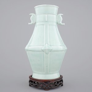 A monochrome Chinese porcelain vase with bat-shaped handles on stand, 19/20th C. — photo 1