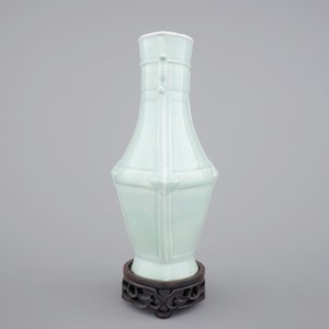 A monochrome Chinese porcelain vase with bat-shaped handles on stand, 19/20th C. — photo 2