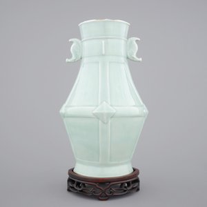A monochrome Chinese porcelain vase with bat-shaped handles on stand, 19/20th C. — photo 3