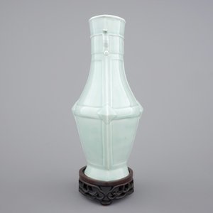 A monochrome Chinese porcelain vase with bat-shaped handles on stand, 19/20th C. — photo 4