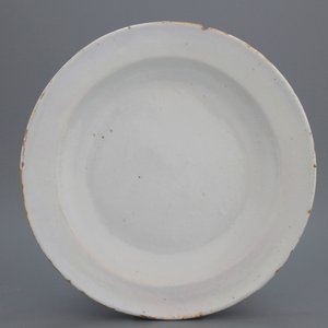 A monochrome white Dutch Delft dish of circular form, late 17th C. — photo 1