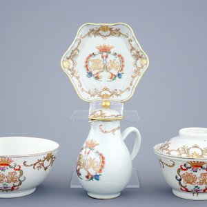 A monogrammed Chinese famille rose and gilt part tea service, Qianlong, 18th C. — photo 1
