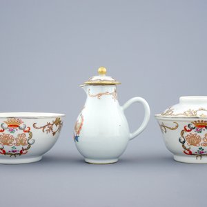 A monogrammed Chinese famille rose and gilt part tea service, Qianlong, 18th C. — photo 2