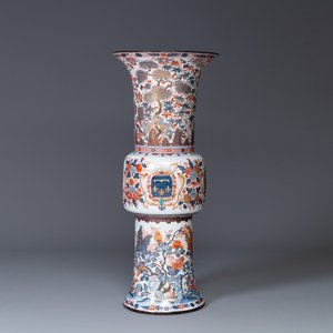 A monumental Imari-style 'gu' vase with the arms of the Duke of Orléans, Samson, France, 19th C. — 照片 1
