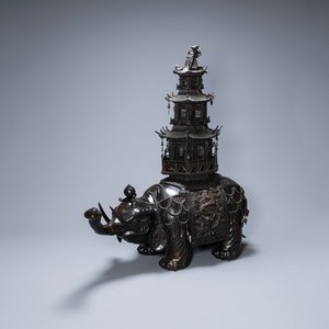 A monumental Japanese bronze 'elephant with pagoda' censer, 'koro', Edo/Meiji, 19th C. — 照片 1