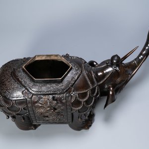 A monumental Japanese bronze 'elephant with pagoda' censer, 'koro', Edo/Meiji, 19th C. — 照片 17