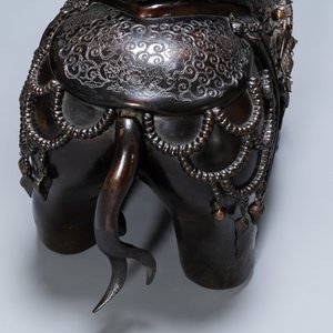 A monumental Japanese bronze 'elephant with pagoda' censer, 'koro', Edo/Meiji, 19th C. — 照片 7