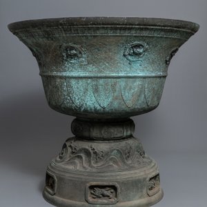 A monumental Japanese bronze temple censer, Momoyama or Edo, 16/17th C. — 照片 4