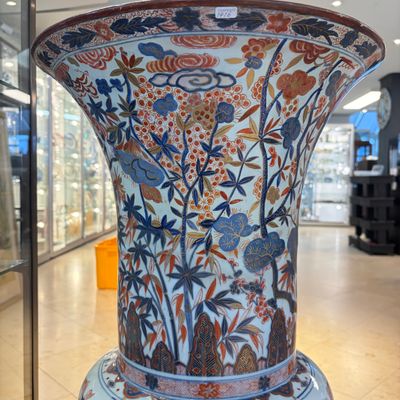 A monumental Samson Imari-style 'Gu' vase with the arms of the Duke of Orléans — 照片 1