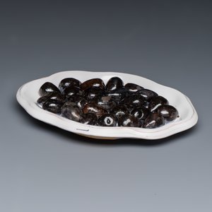 A Moustiers faience trompe-l'oeil dish with olives — 照片 1