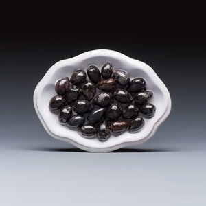 A Moustiers faience trompe-l'oeil dish with olives — 照片 2