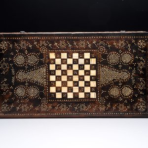 A Mudejar-style bone-inlaid wooden 'chess board' box, Spain, 17th C. — photo 1