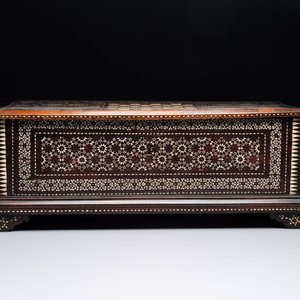 A Mudejar-style bone-inlaid wooden 'chess board' box, Spain, 17th C. — photo 2