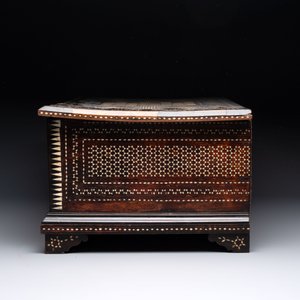 A Mudejar-style bone-inlaid wooden 'chess board' box, Spain, 17th C. — photo 3