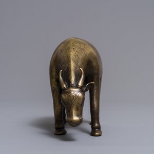 A Mughal brass water-dropper or aquamanile in the form of a zebu, India, 17th/18th C. — 照片 3