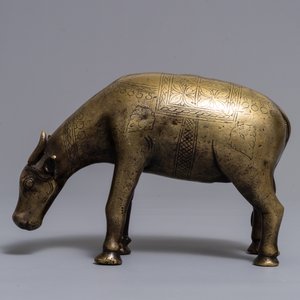 A Mughal brass water-dropper or aquamanile in the form of a zebu, India, 17th/18th C. — 照片 4